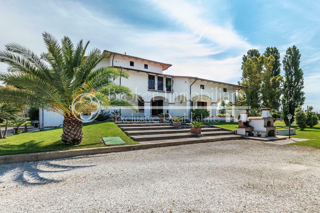 Villa in Pietrasanta, Tuscany, Italy 1 - 11439926