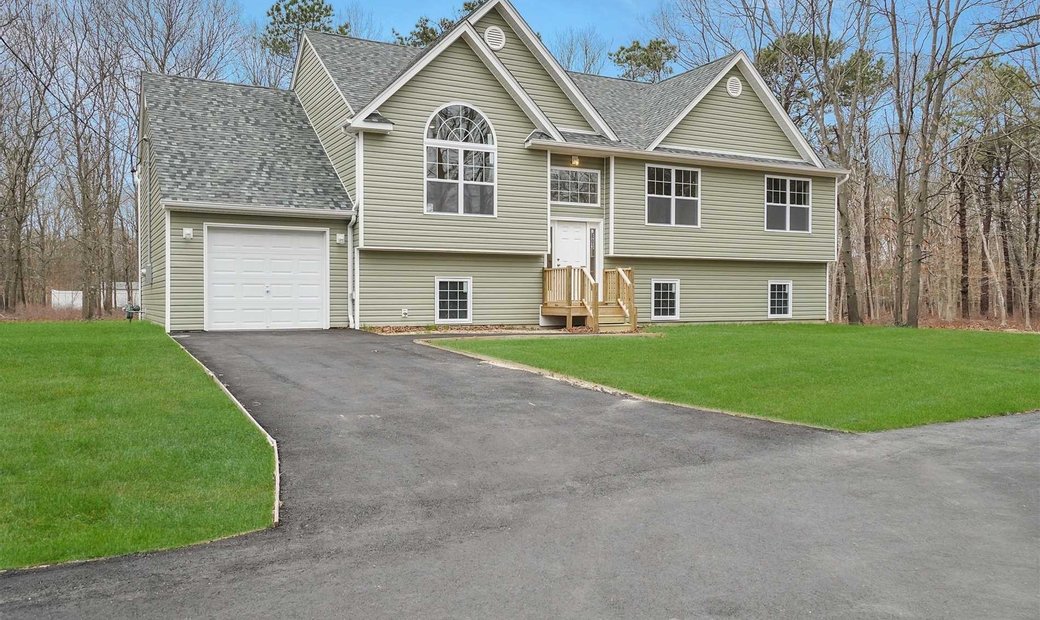House Farmingville In Holtsville, New York, United States For Sale