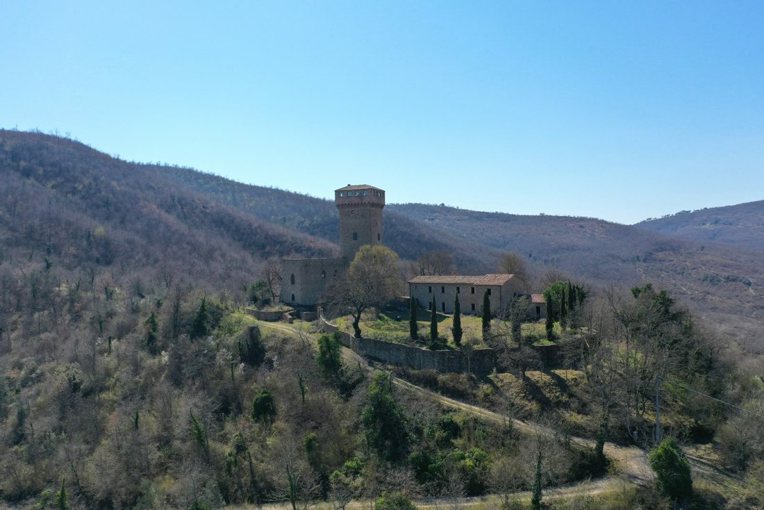 Torre D’Annibale: A Medieval Dream Awakens in Umbria’s Golden Light