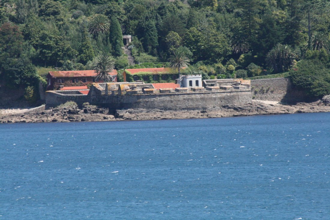 El Castillo del Príncipe: Where Galicia’s Wild Coast Cradles a 17th-Century Dream