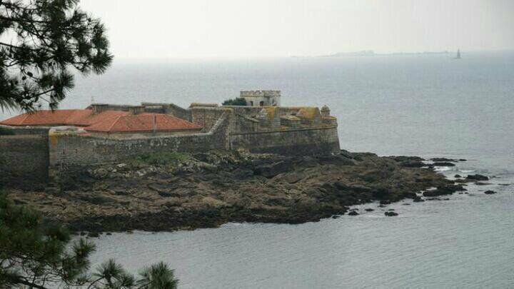 El Castillo del Príncipe: Where Galicia’s Wild Coast Cradles a 17th-Century Dream