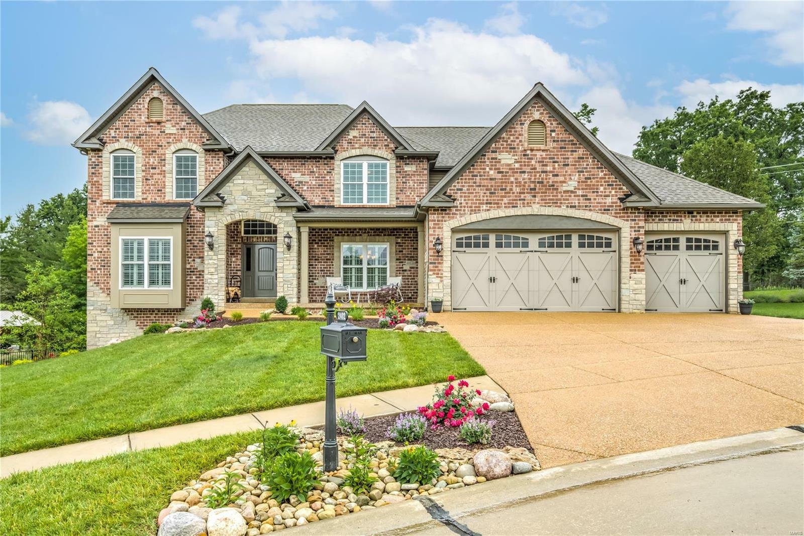 5 Bedrooms Single Family Detached In Oakville, Missouri, United States