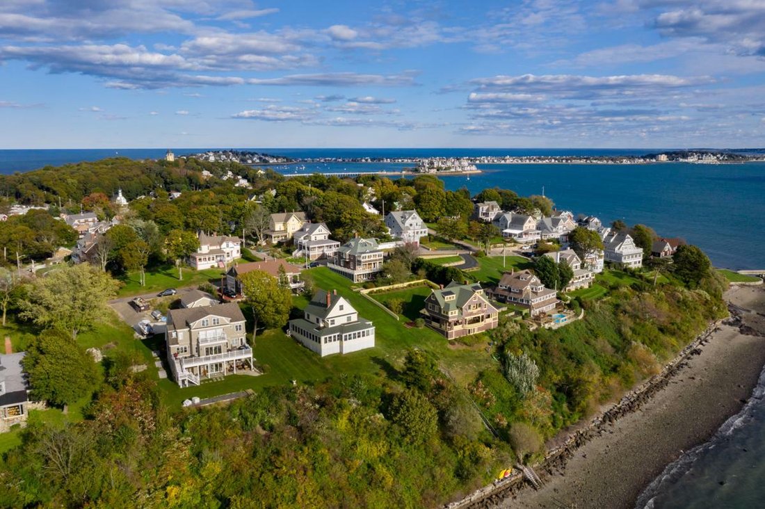 Coastal Living With Easy City Access In Hull, Massachusetts, United
