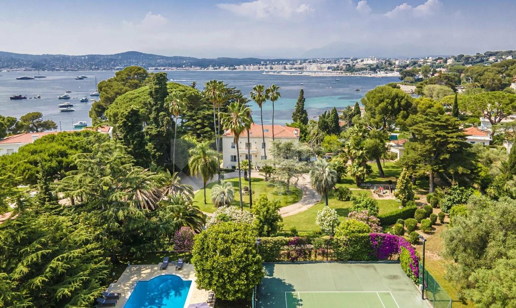 A Luxurious Seafront Property On In Antibes, Provence Alpes Côte D'azur