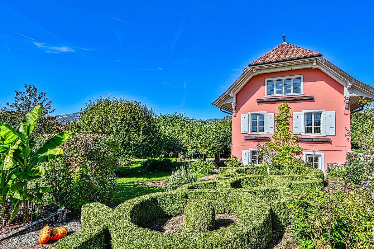 Property Offering A Beautiful Panoramic View In Blonay, Vaud