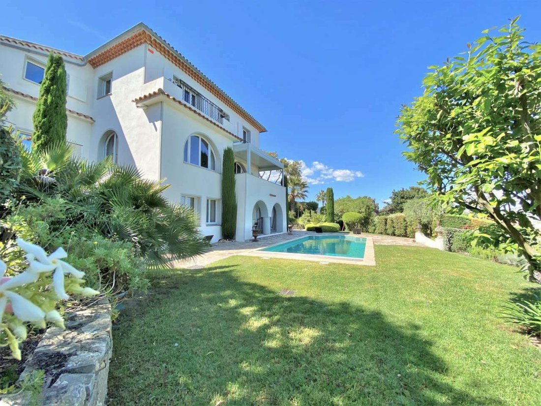 Villa In Sainte Maxime, Provence Alpes Côte D'azur, France For Sale