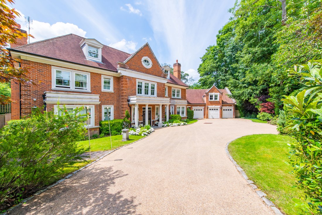 House in Leatherhead, England, United Kingdom 1 - 11541796