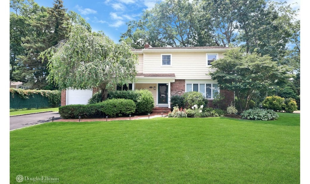 House Old Bethpage In Old Bethpage, New York, United States For Sale