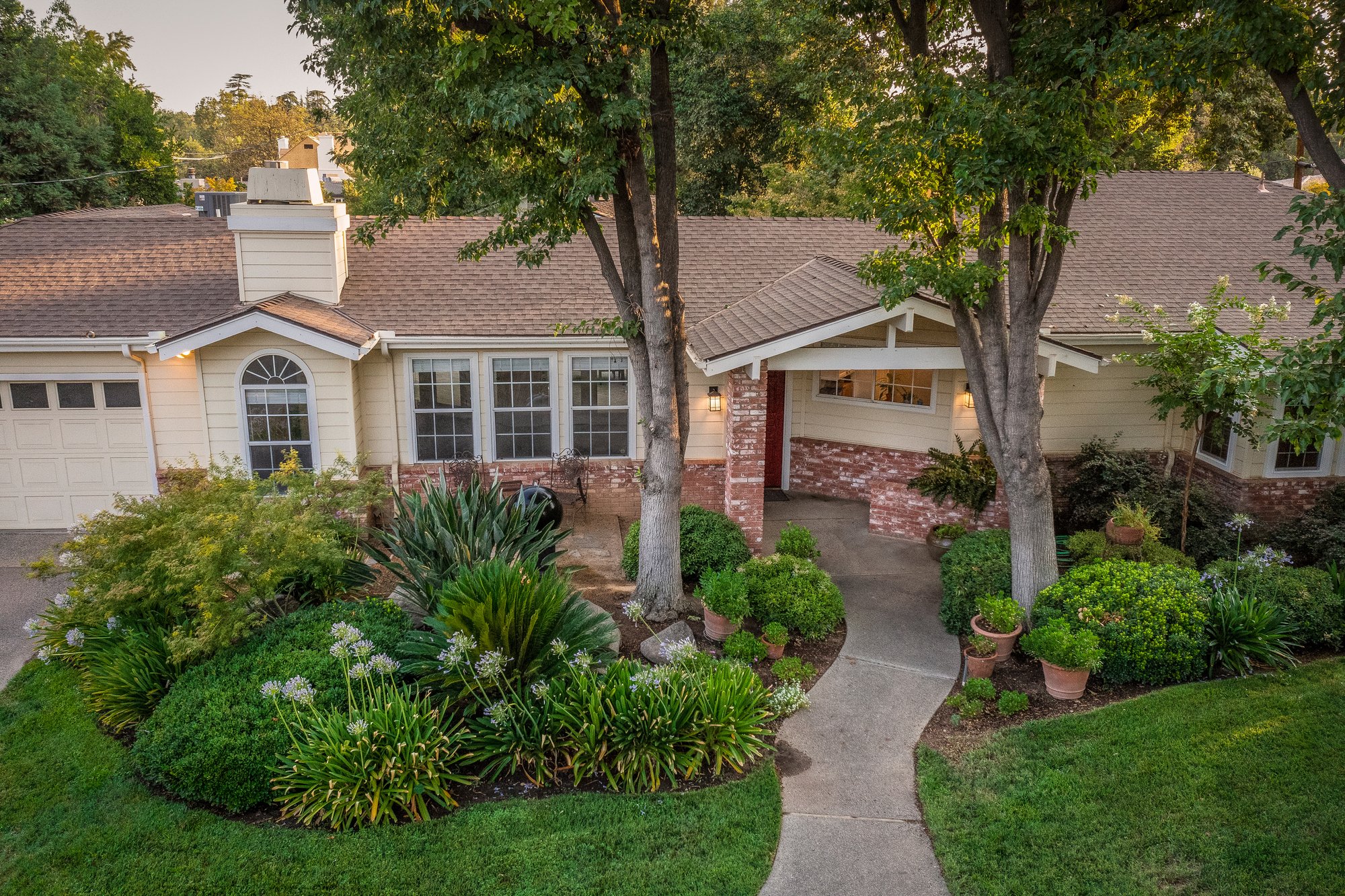 Casa Lista Para Mudarse En El Jardín De En Fresno, California, Estados