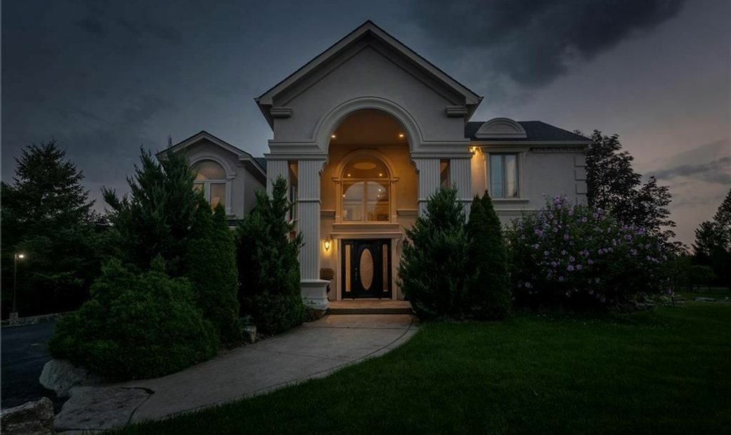 Stunning Luxury Home In The Heart Of Ancaster! In Hamilton, Ontario