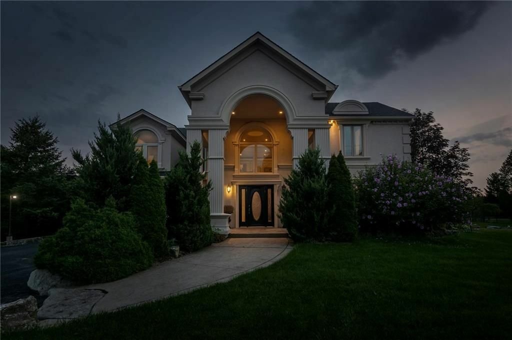 Stunning Luxury Home In The Heart Of Ancaster! In Hamilton, Ontario