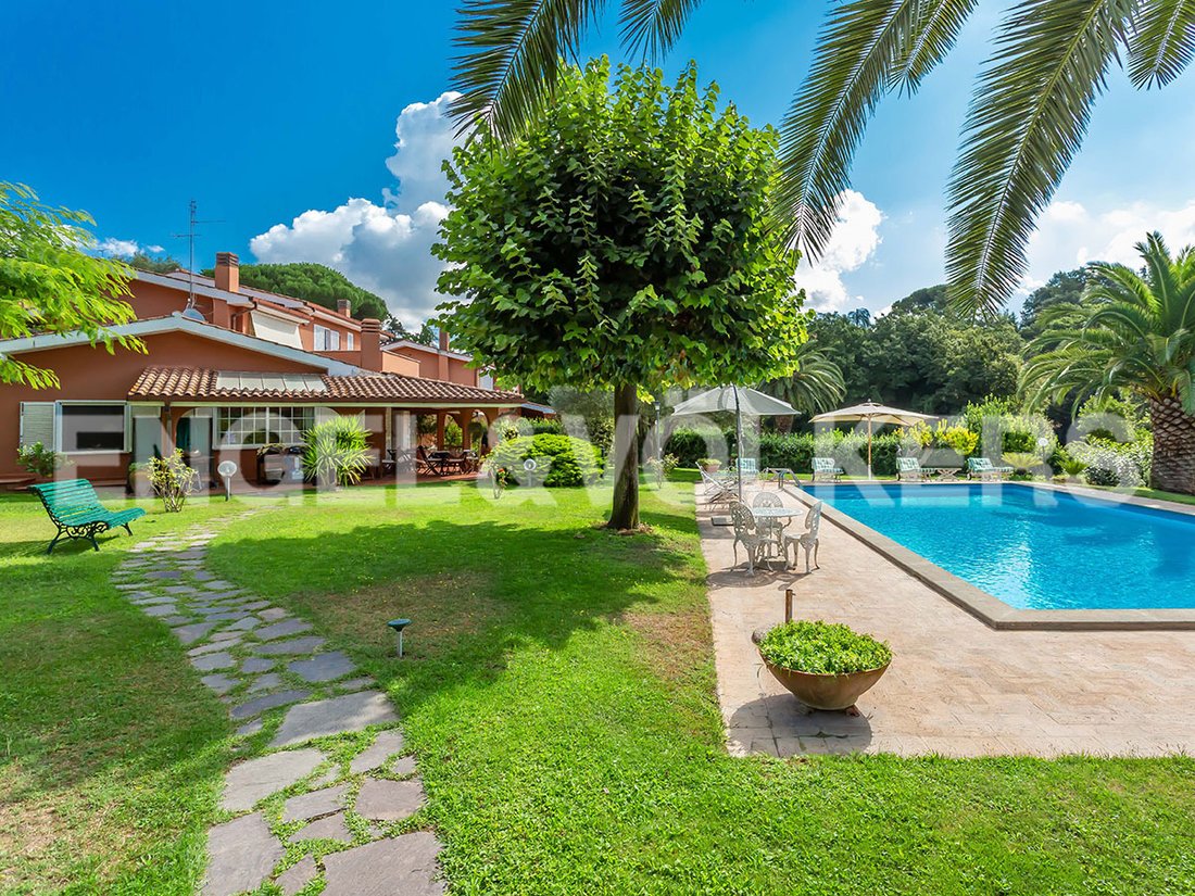 Elegant Villa In Residence With A Swimming Pool In Colle In Rome, Lazio