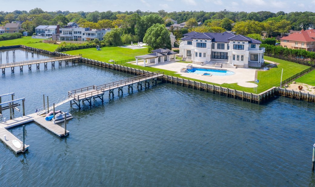 Belle Construction Au Bord De L'eau Dans Woodmere, état De New York
