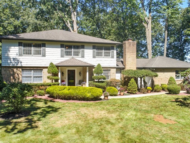 Luxury Homes For Sale In Holmdel New Jersey Jamesedition