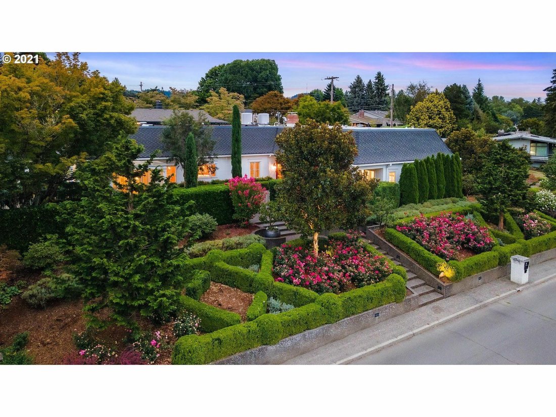 Private Oasis In Portland In Cedar Hills, Oregon, United States For