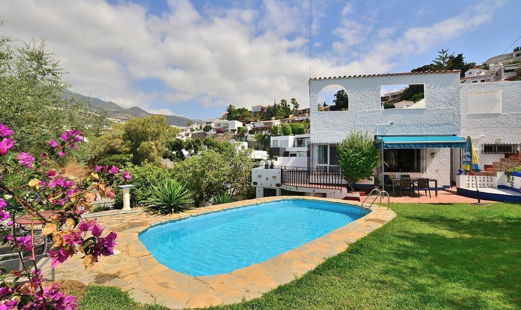 Villa For Sale In Benalmadena Costa,