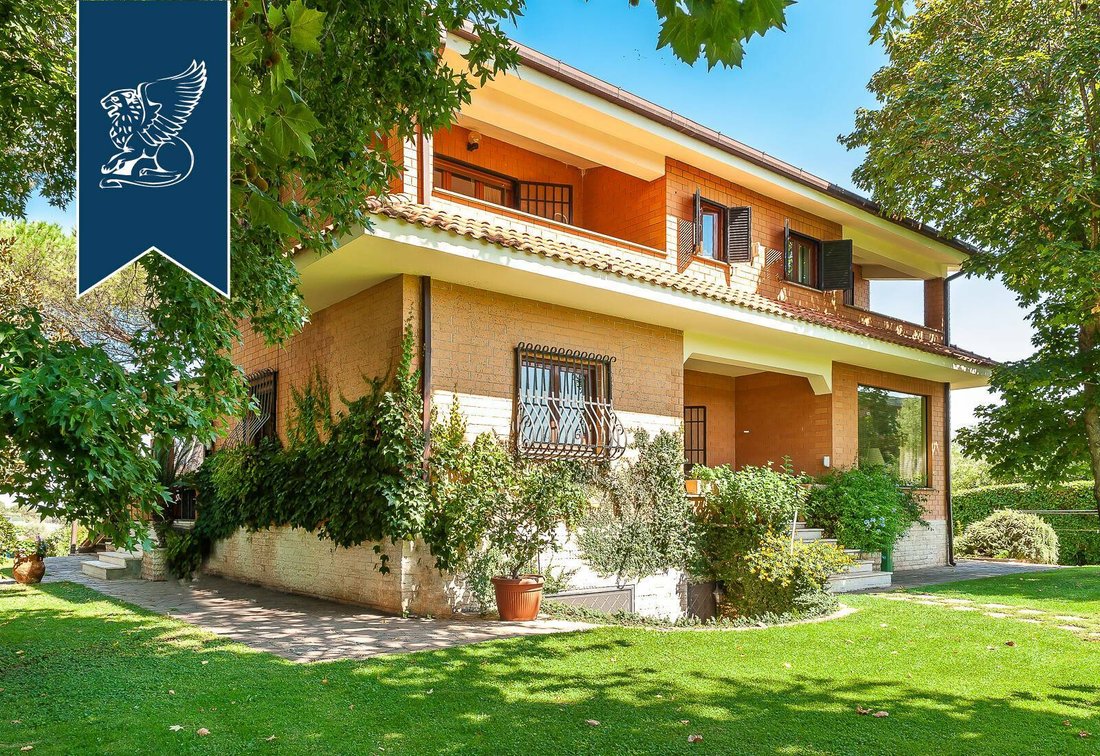 Prestigious Villa With Pool For Sale In Rome In Rome, Lazio, Italy For