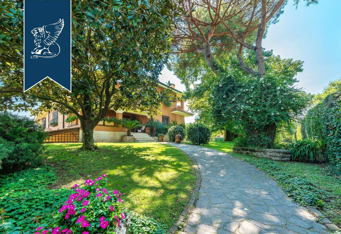 Prestigious Villa With Pool For Sale In Rome In Rome, Lazio, Italy For