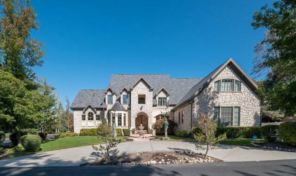 Chalet Unifamiliar De 5 Dormitorios En Sandy, Utah, Estados Unidos En Venta (11658532)