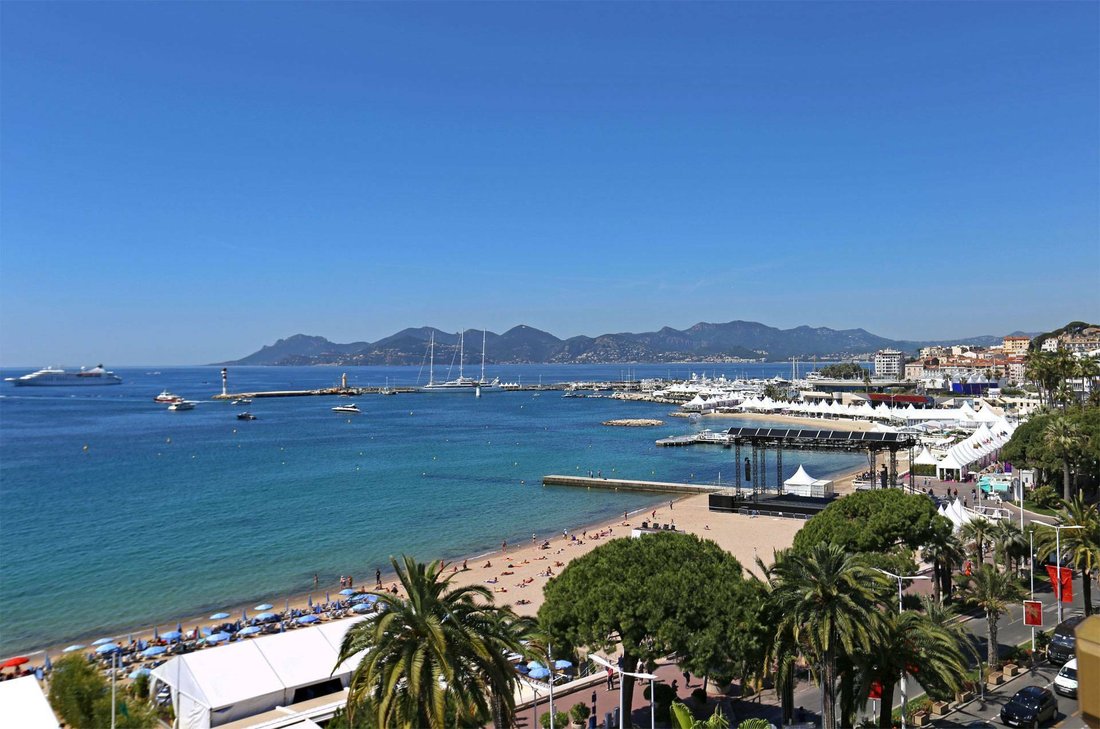 Apartment On The Croisette Facing In Cannes, Provence Alpes Côte D'azur