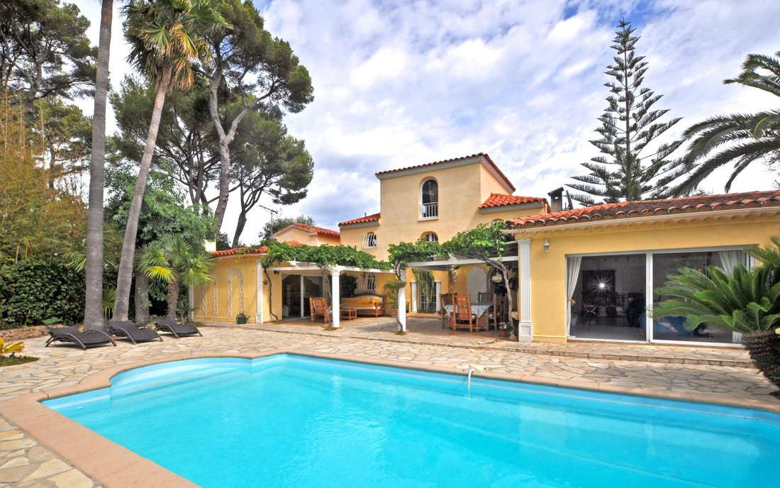 Villa in Antibes, Provence-Alpes-Côte d'Azur, France 1 - 11713906