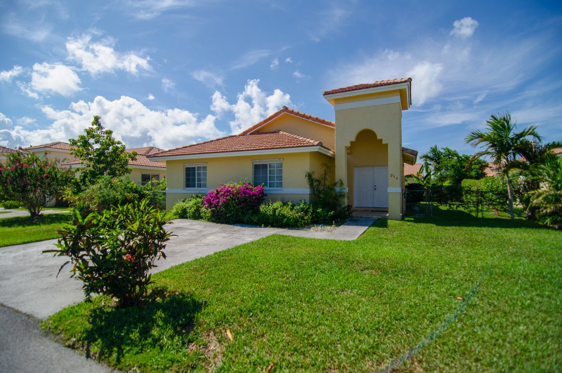 235 Jade Close East, Treasure Cove, In Nassau, New Providence, The ...