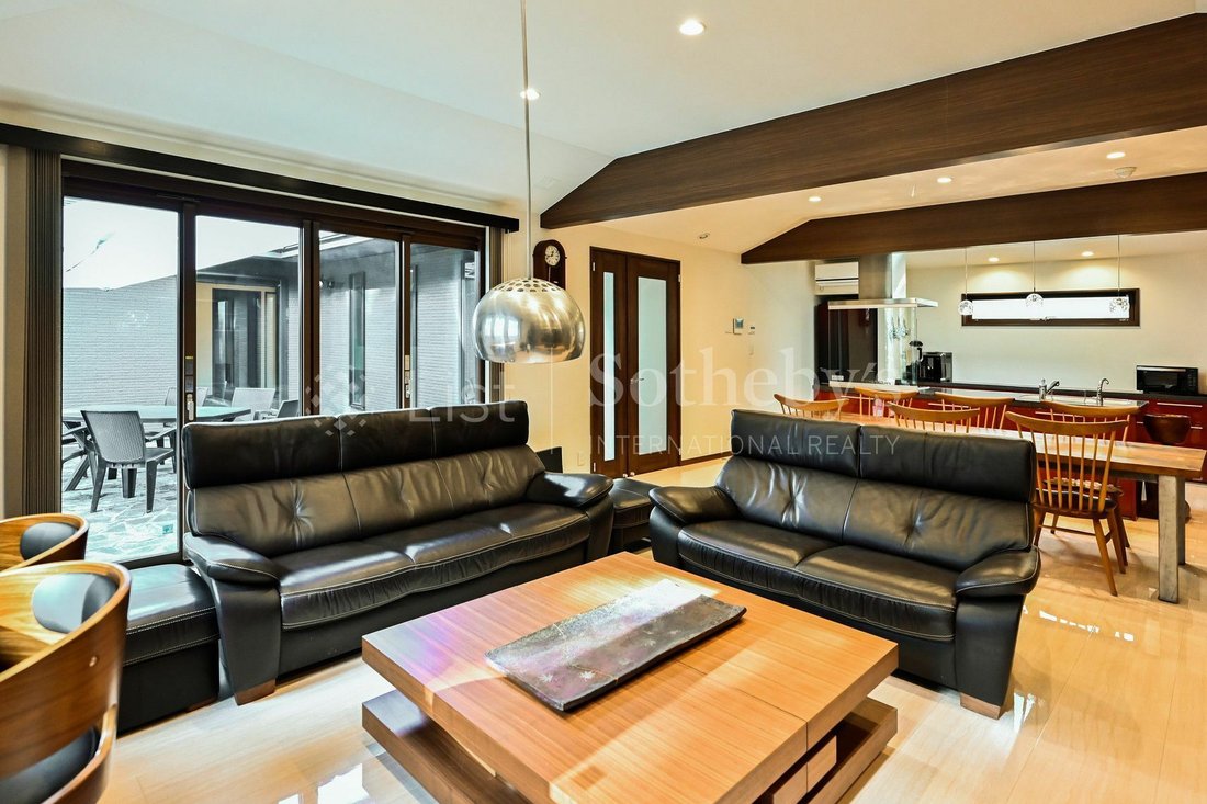 Hakone Sengokuhara Garden Villa In Hakone, Kanagawa, Japan For Sale