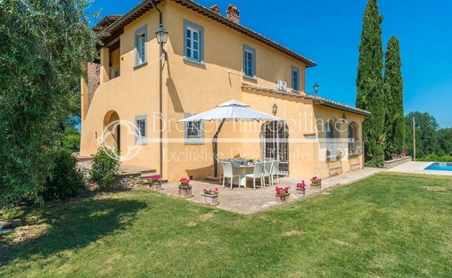 Luxury villas with vineyard winery for sale in Arezzo Tuscany