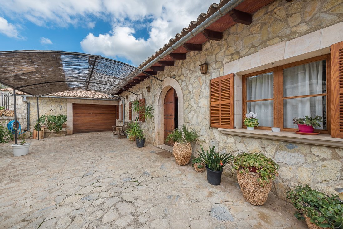 Villa in Mancor de la Vall, Balearic Islands, Spain 1 - 11754328