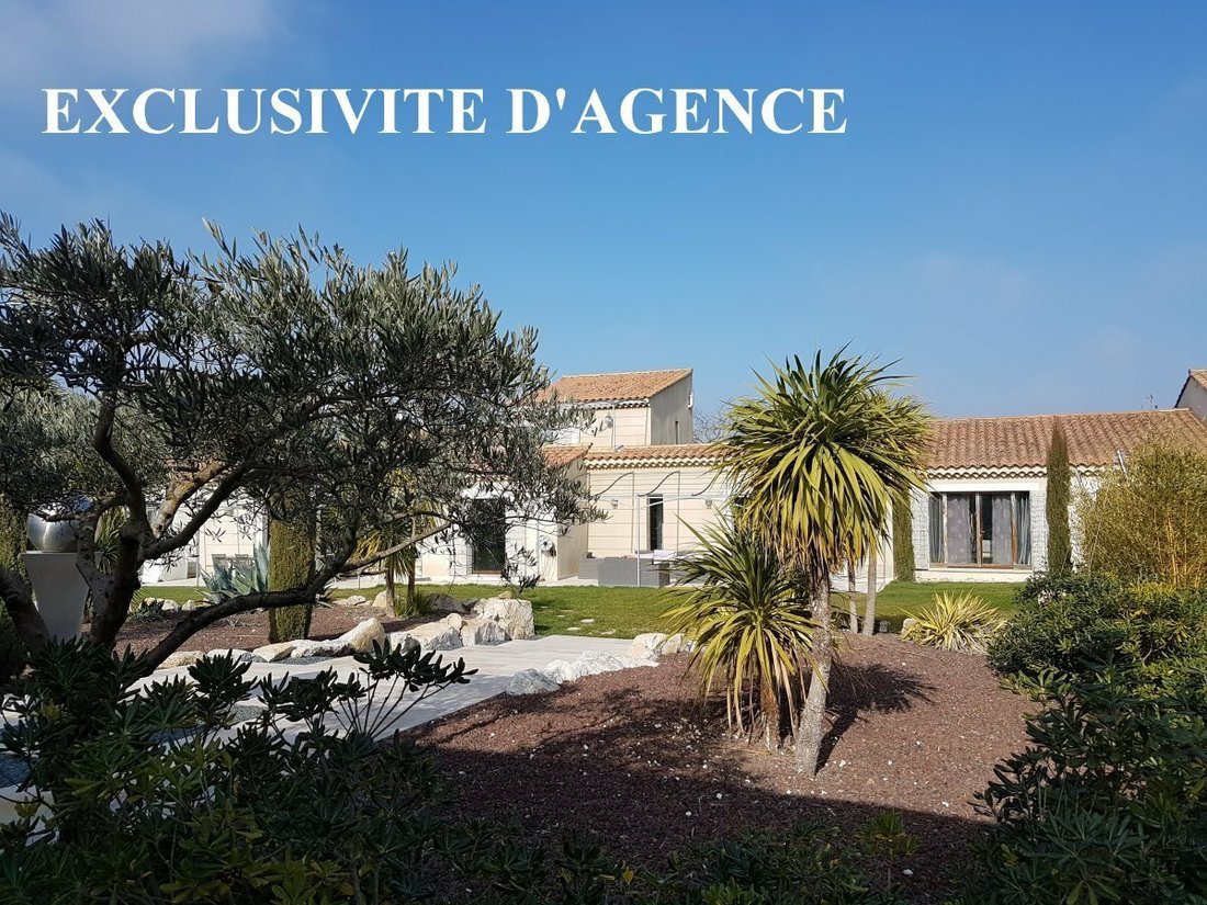 Estate in Eygalières, Provence-Alpes-Côte d'Azur, France 1 - 10957164
