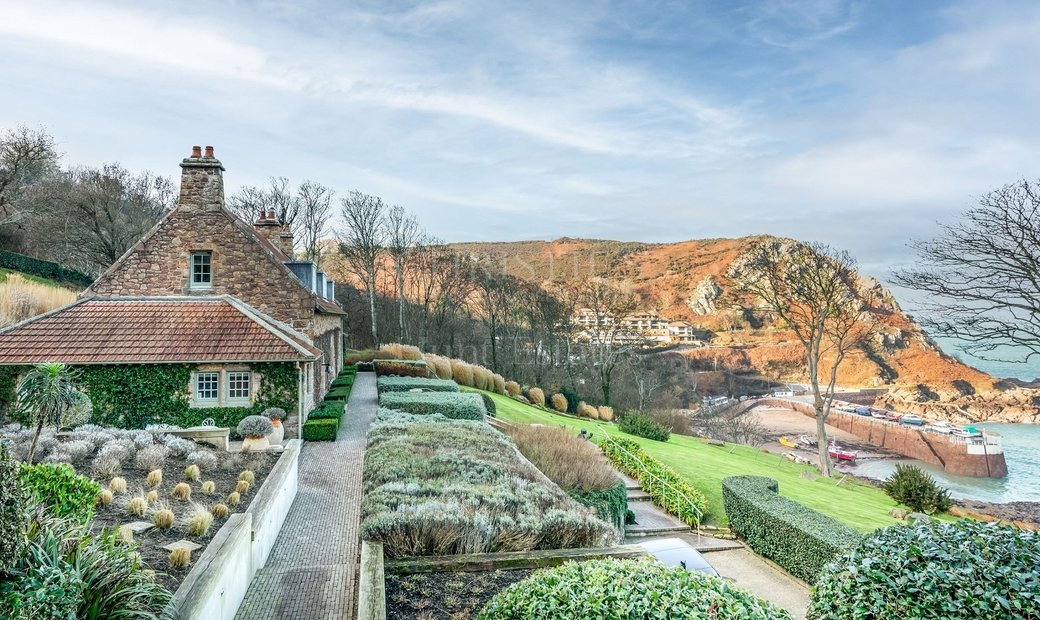 Красивый гранитный дом с потрясающим видом на в Jersey, St Lawrence