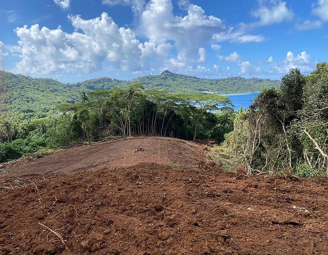 Land in Bora-Bora, Leeward Islands, French Polynesia 1 - 11786313