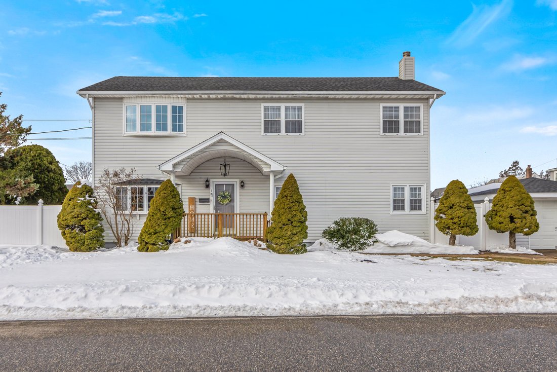 6 Bedrooms Single Family Detached In Massapequa, New York, United