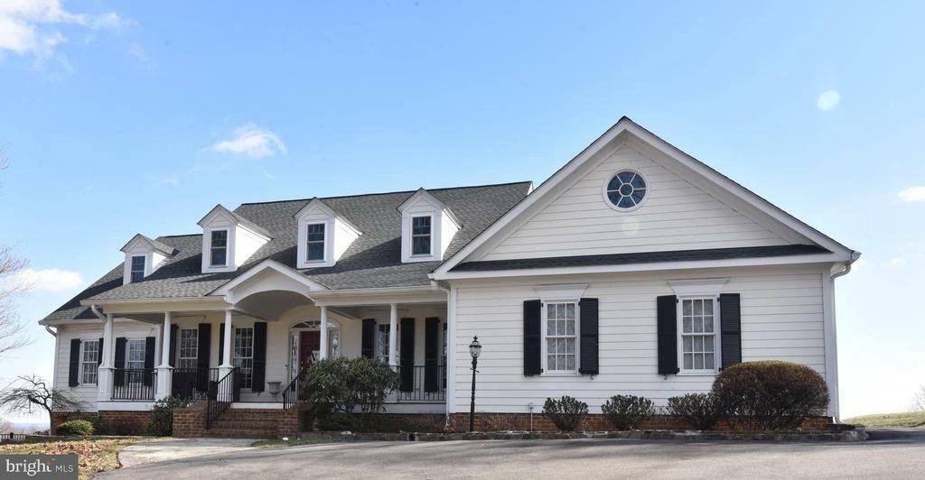 5 Bedrooms Single Family Detached In Round Hill, Virginia, United