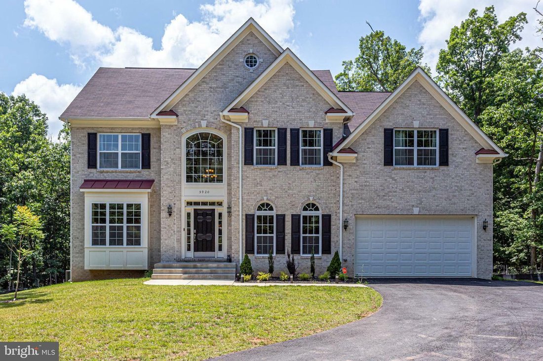 5 Bedrooms Single Family Detached In Clifton, Virginia, United States