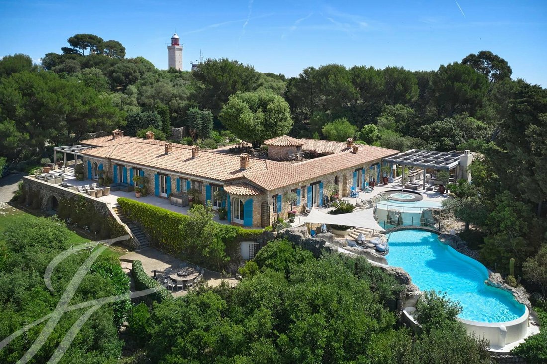 House in Antibes, Provence-Alpes-Côte d'Azur, France 1 - 11639560