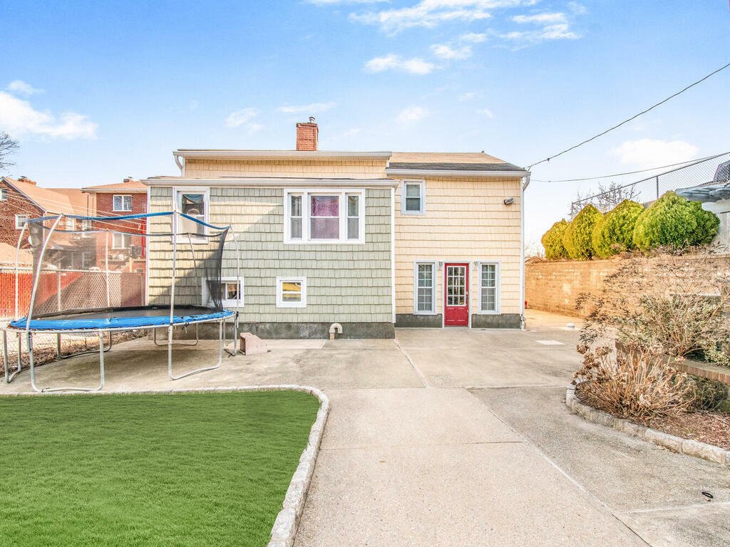 3 Bedrooms Single Family Detached In Yonkers, New York, United States