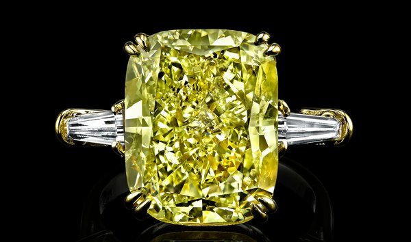 17.49CT CUSHION CUT FANCY LIGHT YELLOW DIAMOND RING (11812959)