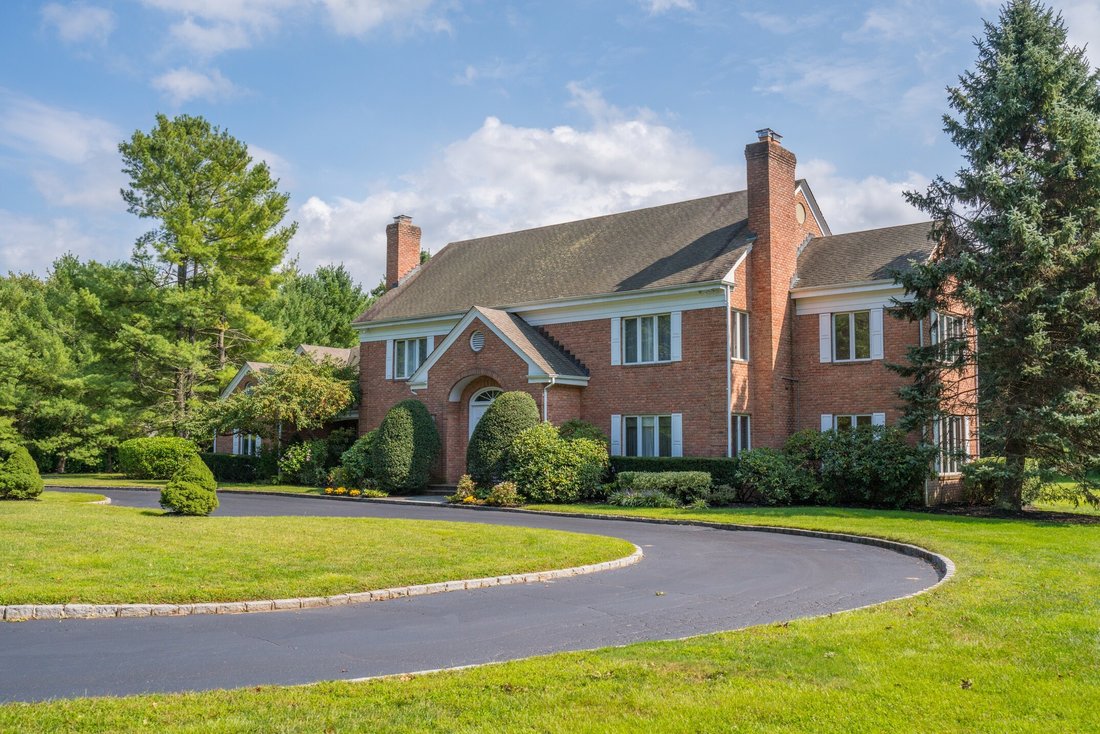 10 High Meadow Court, Old Brookville, In Old Brookville, New York