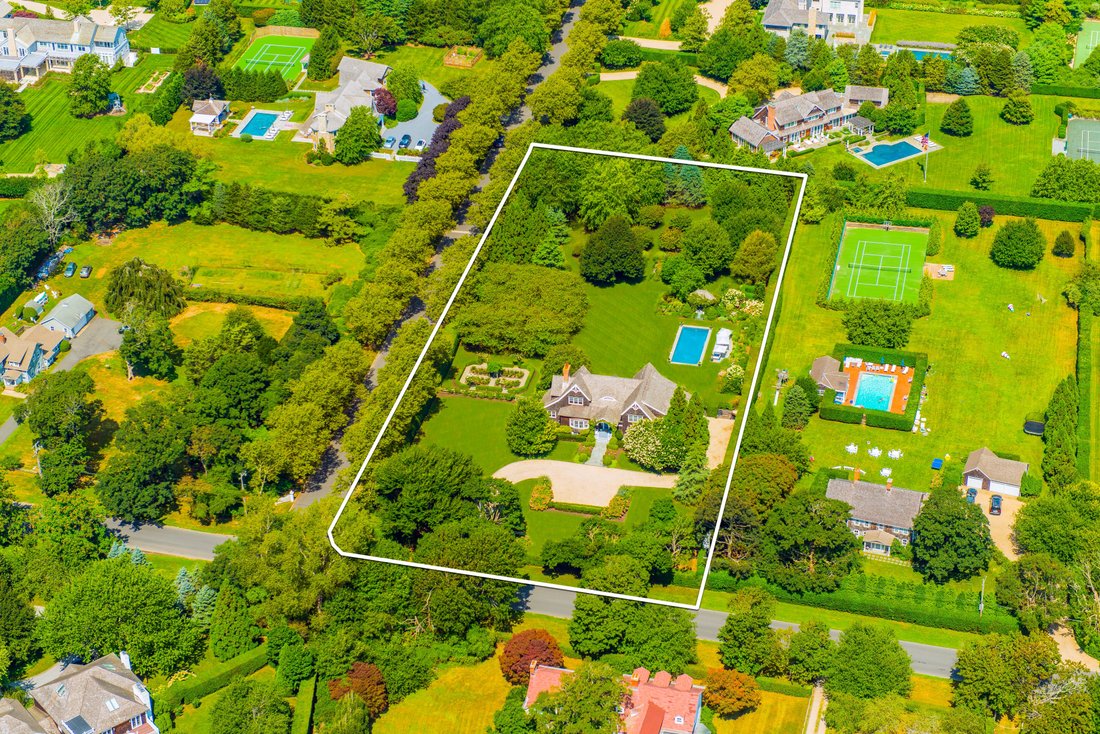 Mature Garden Estate In Southampton In Southampton, New York, United