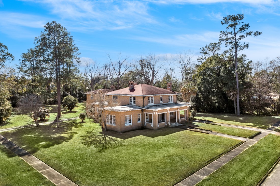 Beautiful Historic Home With Original Fixture In Chipley, Florida