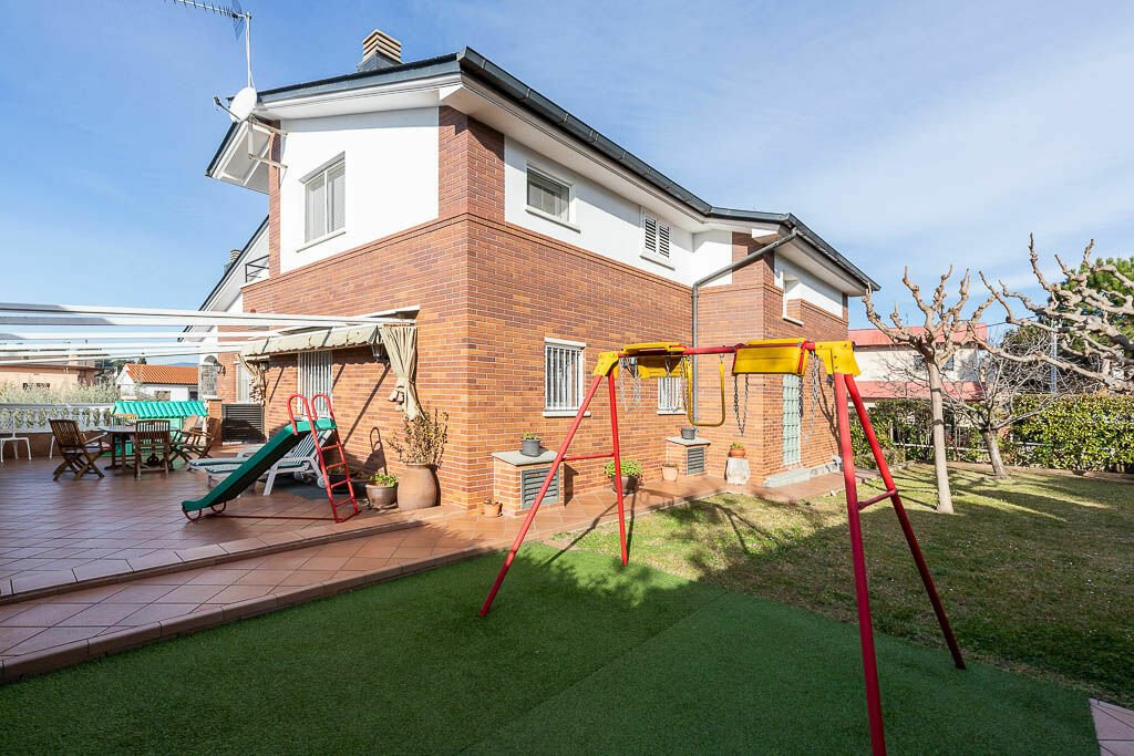 Estupenda Casa Muy Espaciosa Con Un Bonito Jardín Con En Rubí, Cataluña