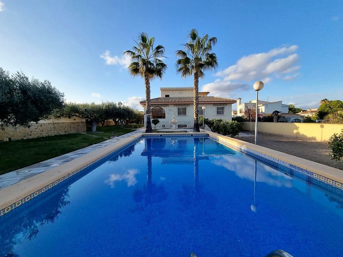 Mutxamel Villa In Mutxamel, Valencian Community, Spain For Sale (11823292) Mutxamel Villa In Mutxamel, Valencian Community, Spain For Sale (11823292)