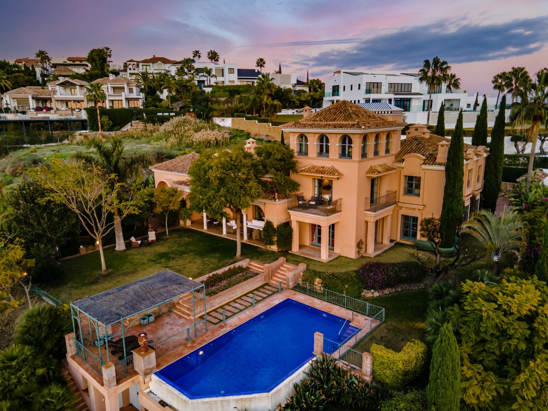 Villa Clásica En Los Flamingos En Benahavís, Andalucía, España En Venta ...