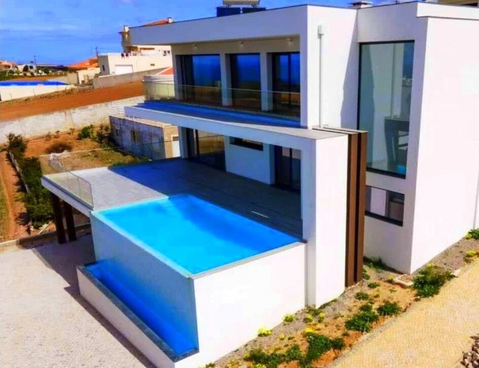 Modern And Luxury Villa Triplex With Pool And A In Atalaia, Lisbon
