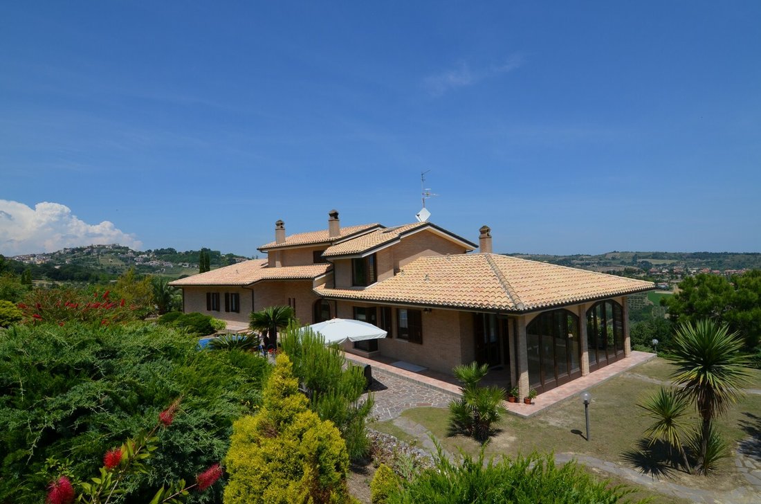 Villa in Conca degli Ulivi, Marche, Italy 1 - 11843871