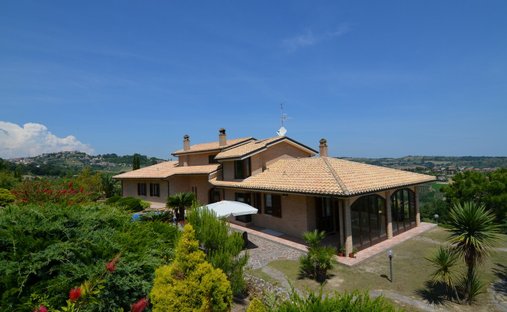 Villa a Conca degli Ulivi, Marche, Italia 1