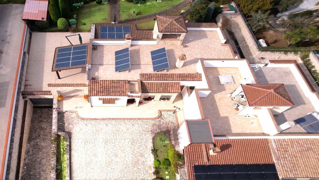 Trani/Bisceglie: Villa Semi Indipendente In Zona Residenziale