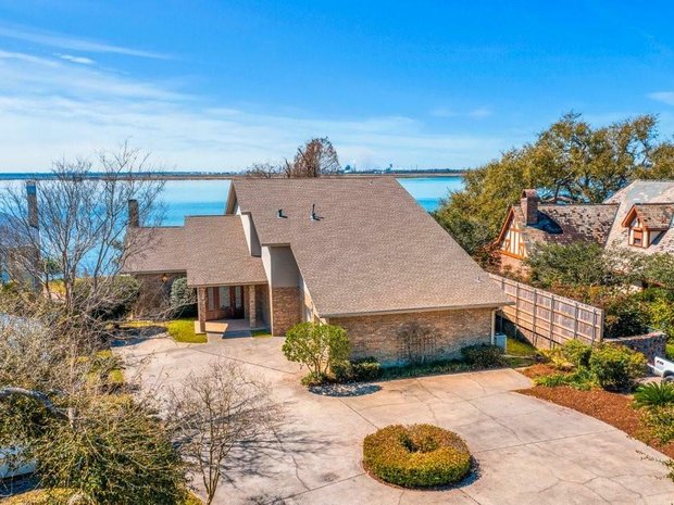 Luxury lake view houses for sale in 70605, Louisiana | JamesEdition