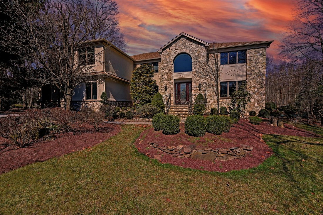 6 Bedrooms Single Family In Marlboro Township, New Jersey, United States For Sale (11859428)